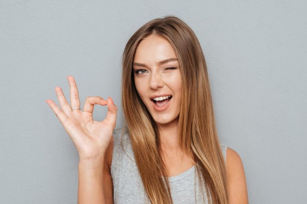 Девушка подмигивает