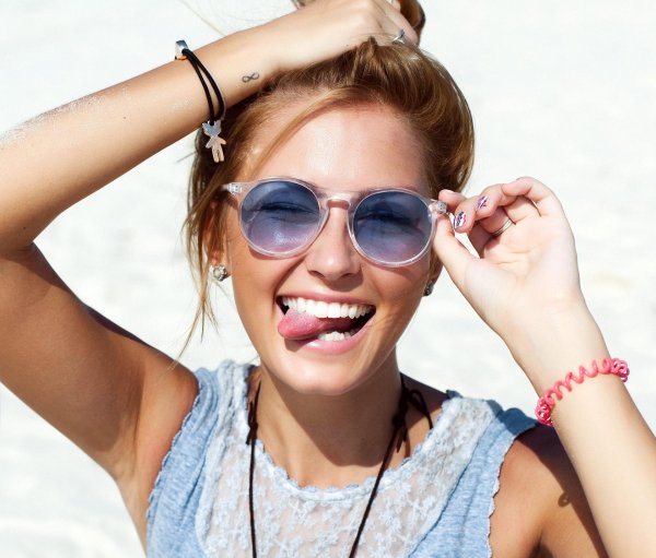 Девушка подмигивает