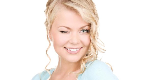 Девушка подмигивает