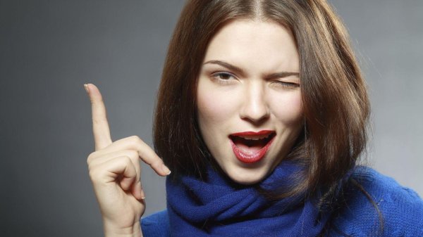 Девушка подмигивает