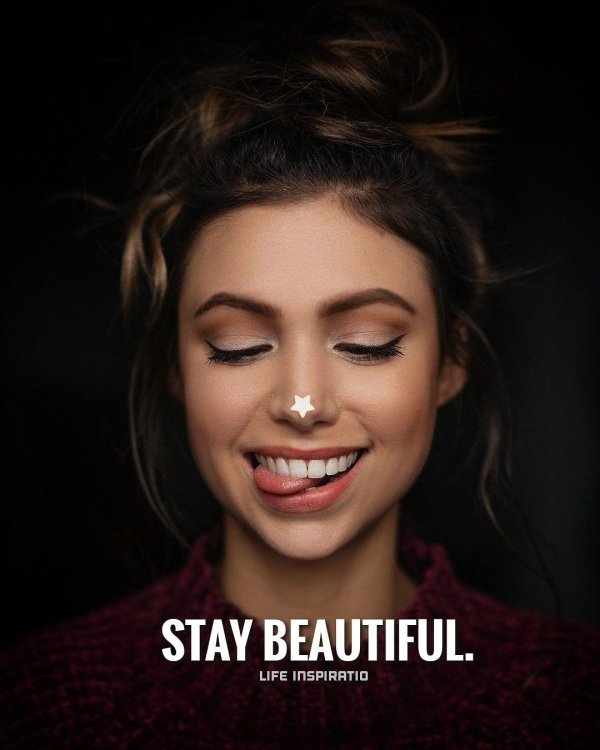 Девушка подмигивает