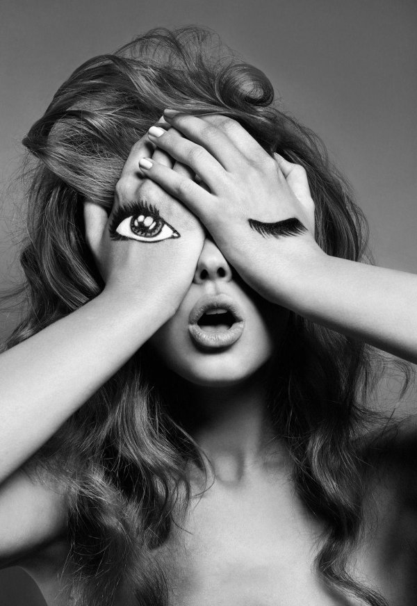 Девушка подмигивает