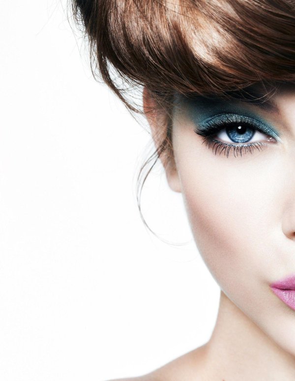 Девушка подмигивает