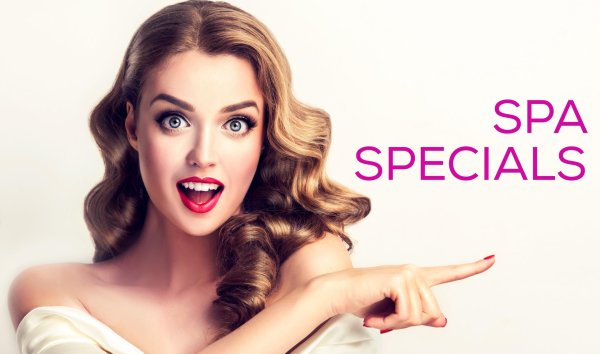 Девушка подмигивает