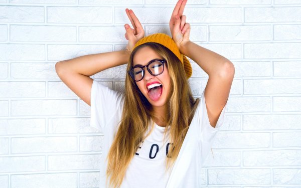 Девушка подмигивает