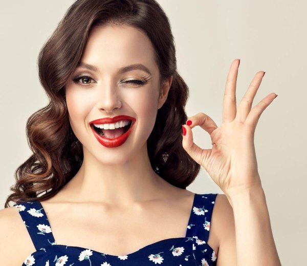 Девушка подмигивает