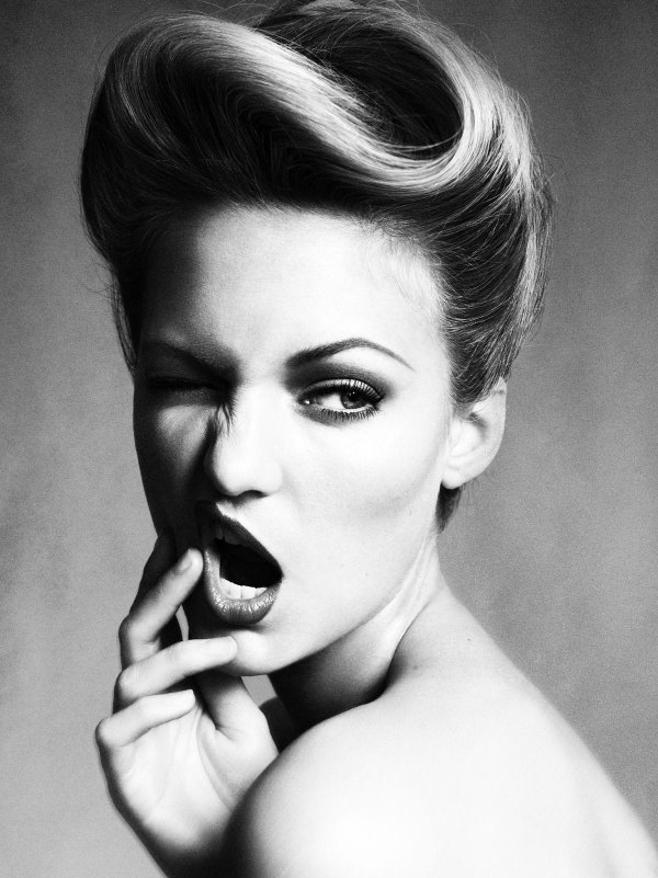 Девушка подмигивает