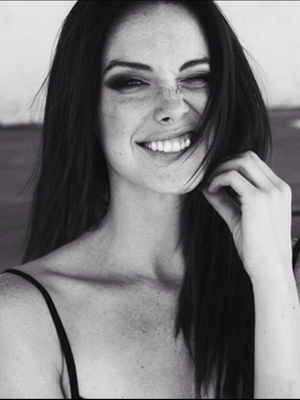 Девушка подмигивает