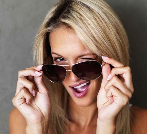 Девушка подмигивает