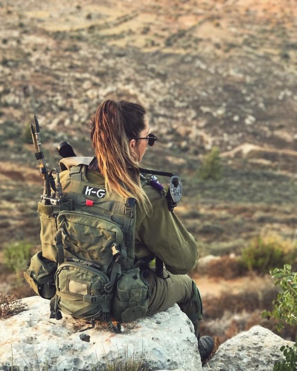 Военный и девушка