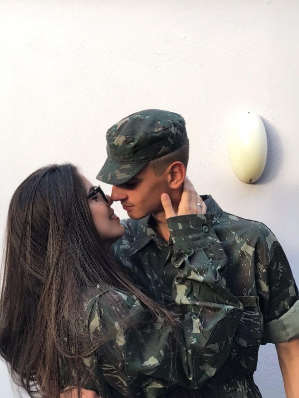 Военный и девушка