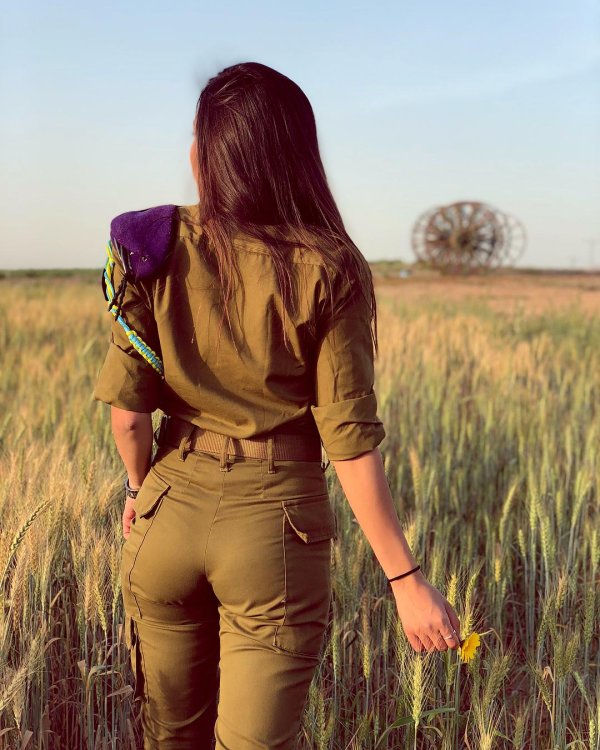 Военный и девушка