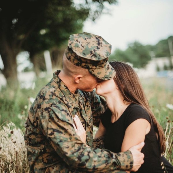 Военный и девушка