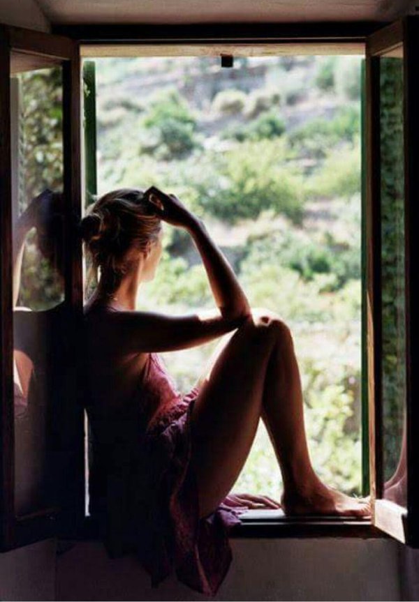 Девушка у окна