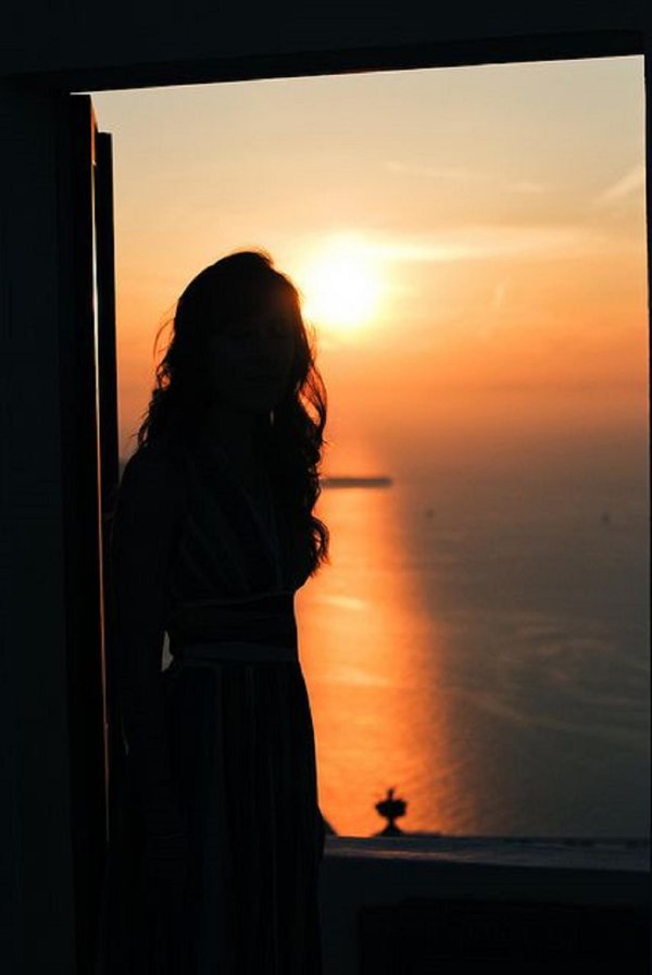 Девушка у окна