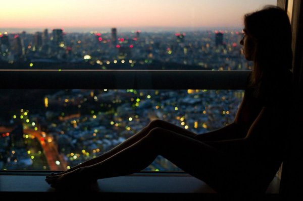 Девушка у окна