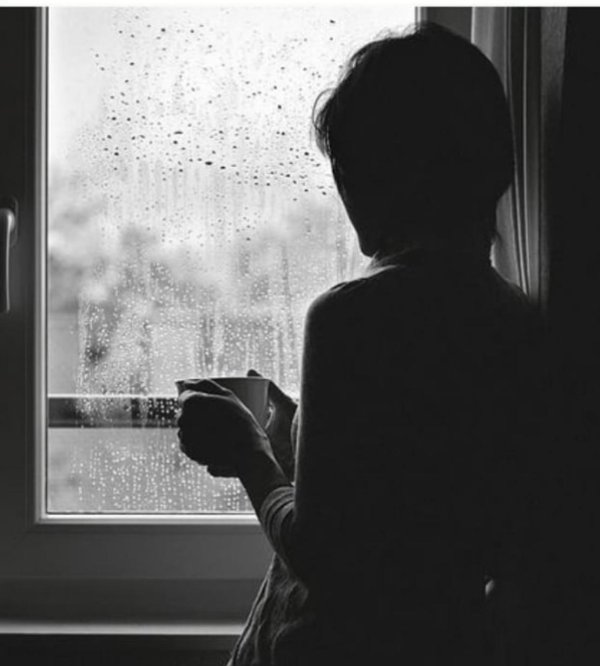 Девушка у окна