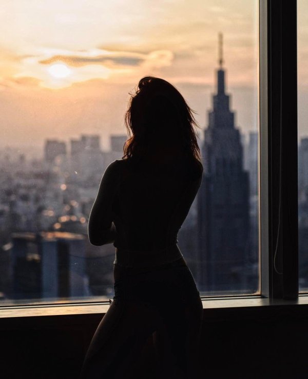 Девушка у окна