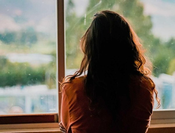 Девушка у окна