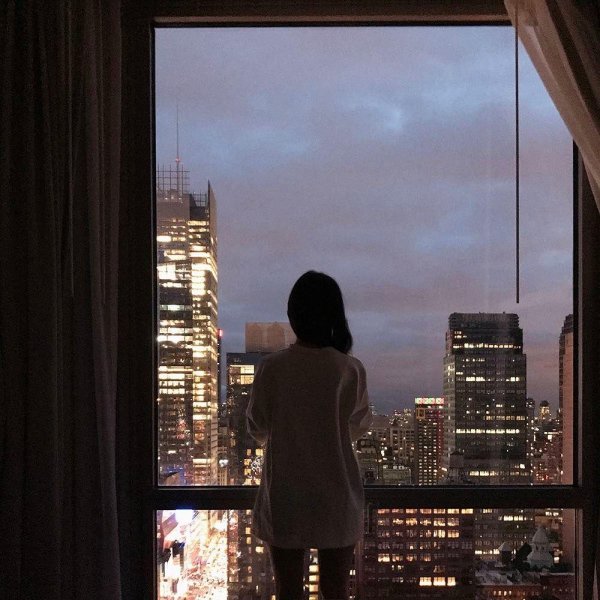 Девушка у окна