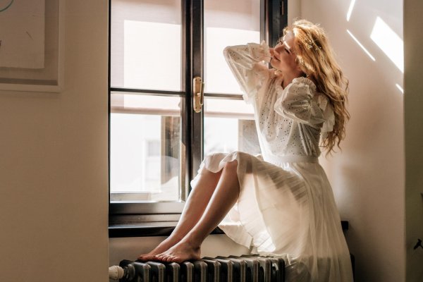 Девушка у окна