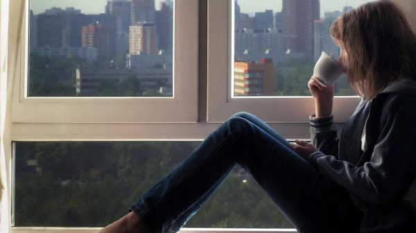 Девушка у окна