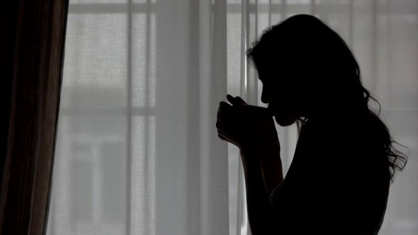 Девушка у окна