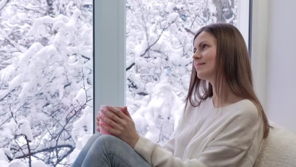 Девушка у окна