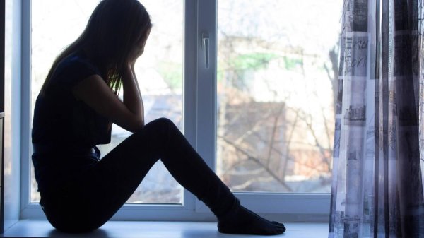 Девушка у окна