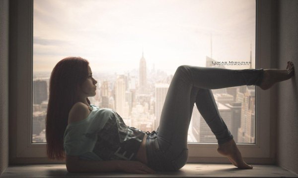 Девушка у окна