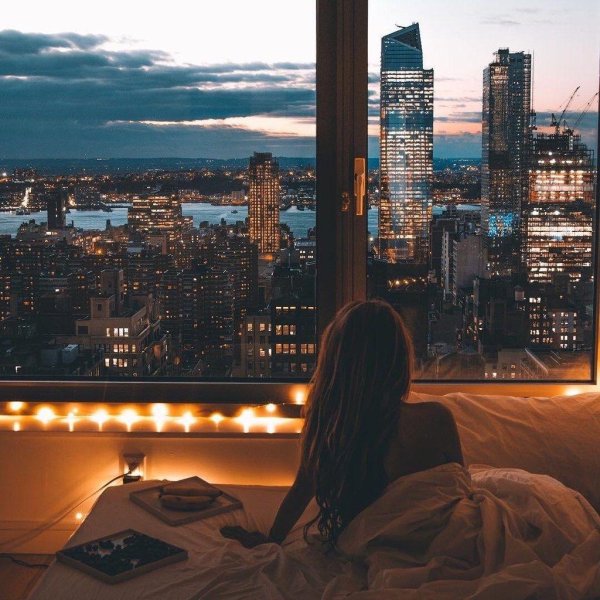 Девушка у окна