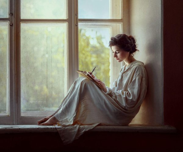 Девушка у окна