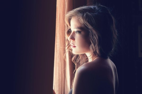 Девушка у окна
