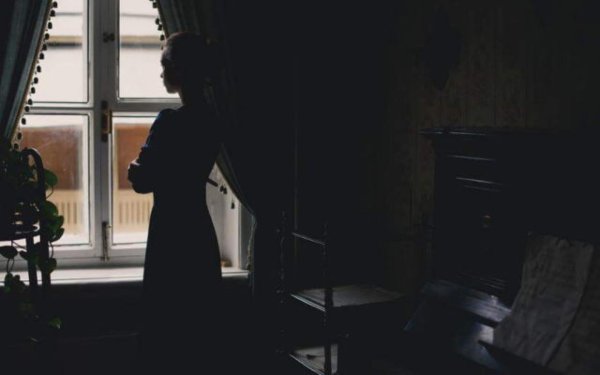 Девушка у окна