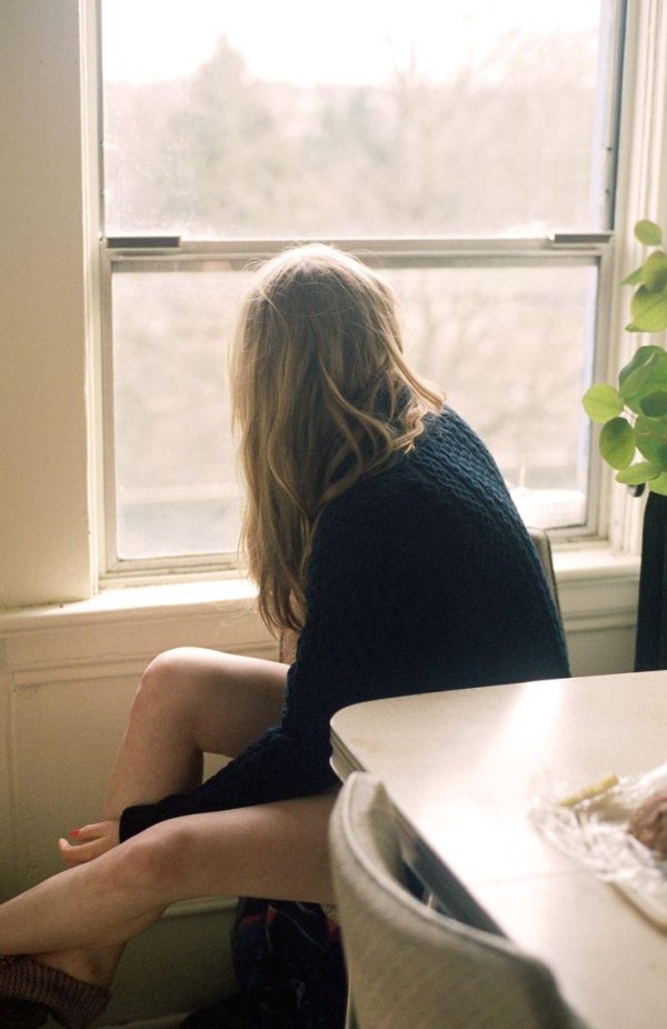 Девушка у окна