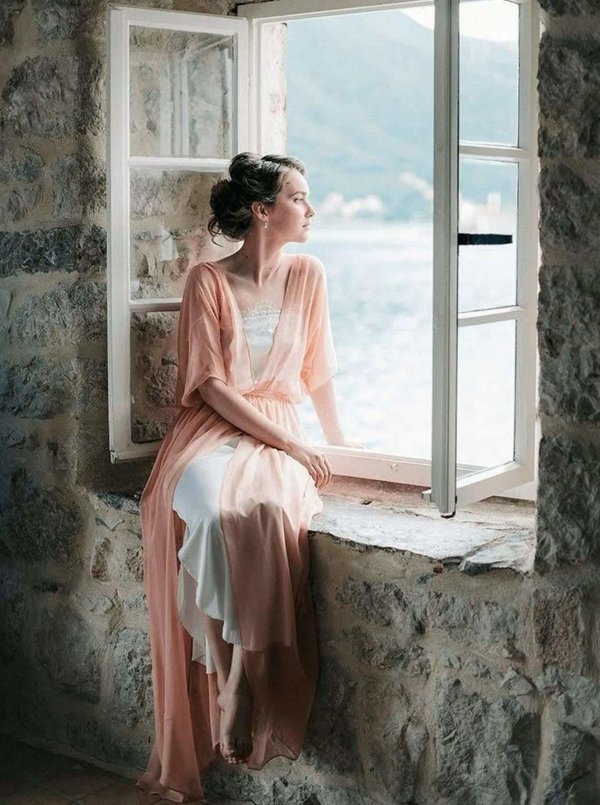 Девушка у окна