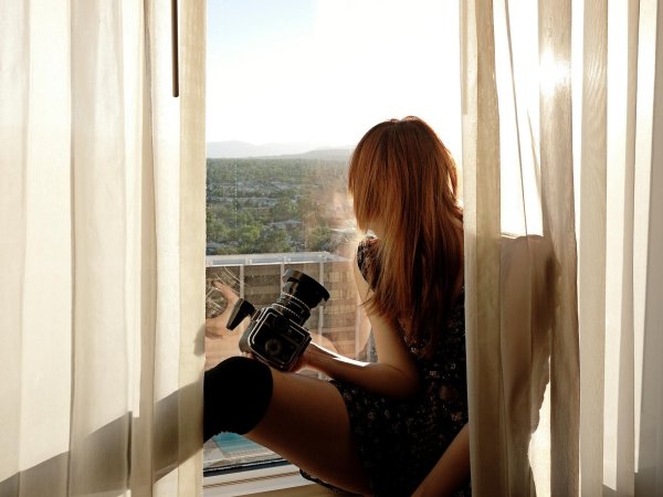 Девушка у окна