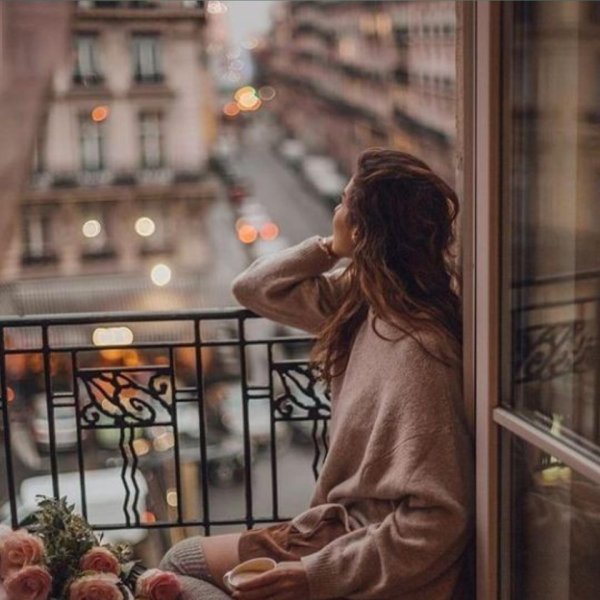 Девушка у окна