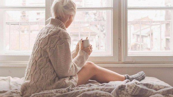 Девушка у окна