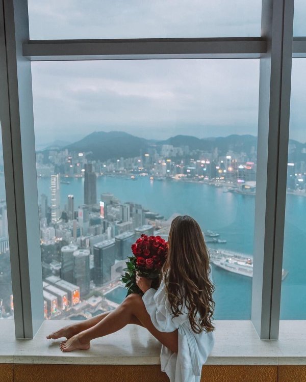 Девушка у окна