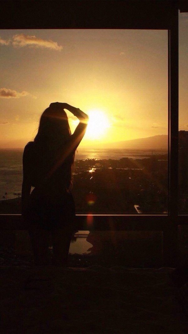 Девушка у окна