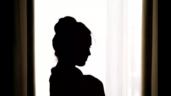 Девушка у окна