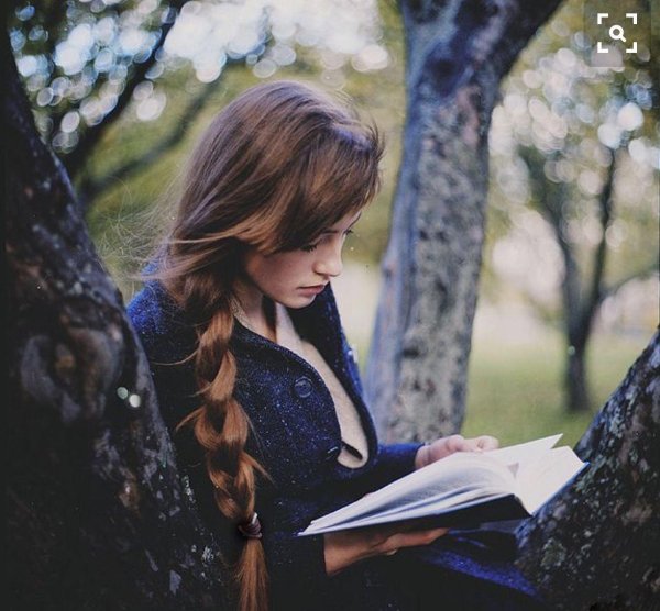 Девушка с книгой