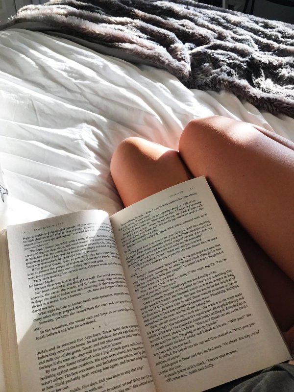 Девушка с книгой