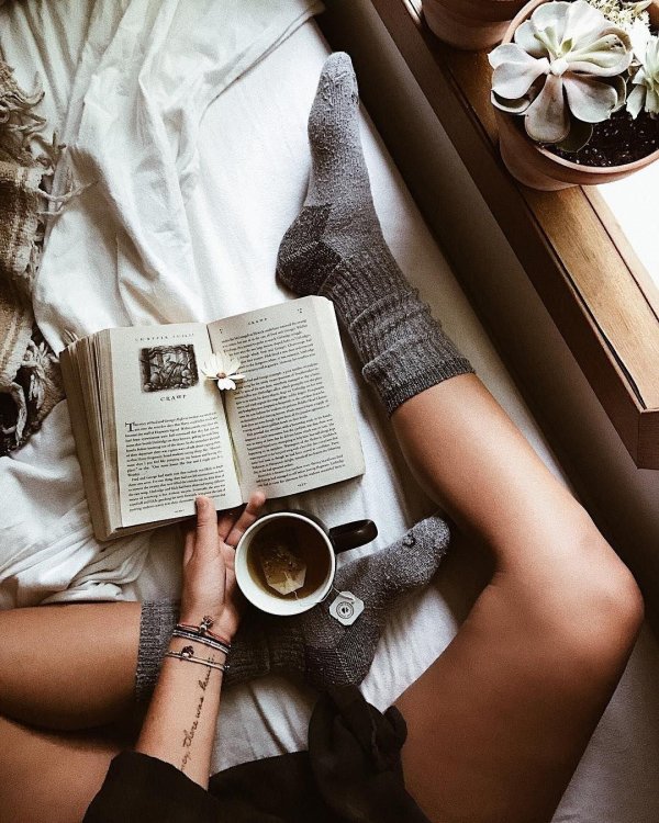 Девушка с книгой