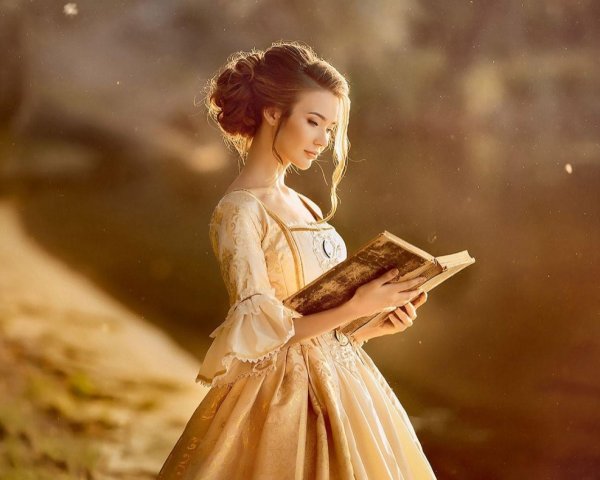 Девушка с книгой