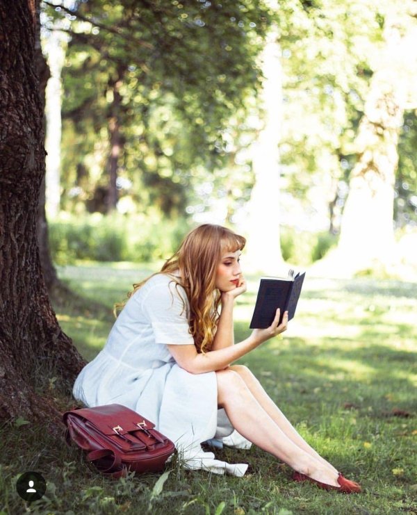 Девушка с книгой