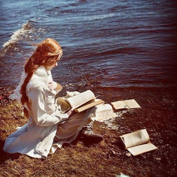 Девушка с книгой