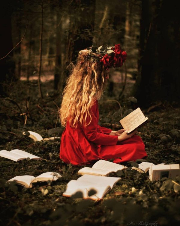 Девушка с книгой