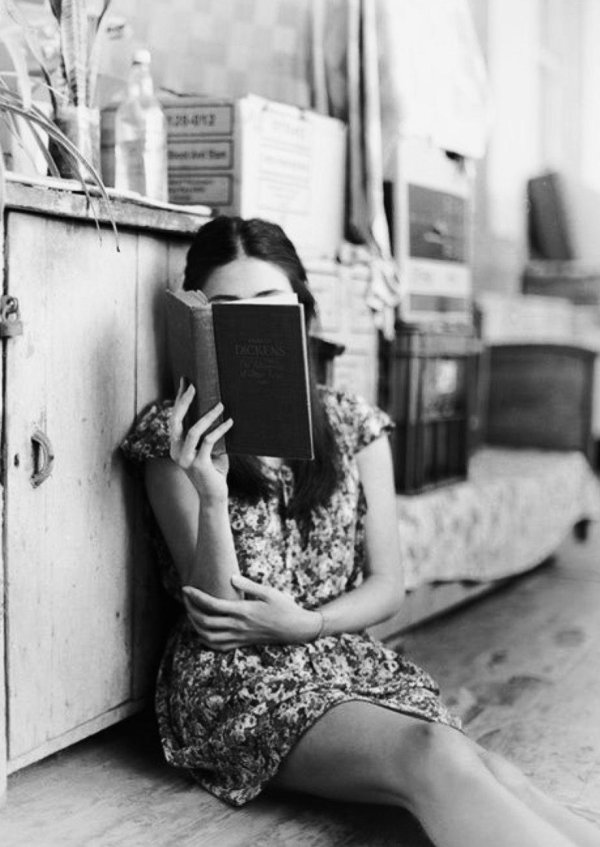 Девушка с книгой